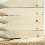 Picchetti in legno per segnare confini e misurazioni topografiche