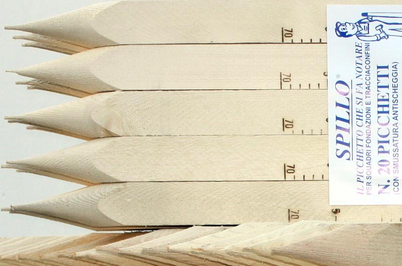 Picchetti in legno per segnare confini e misurazioni topografiche